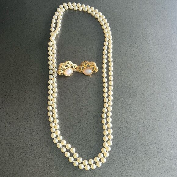 VINTAGE Jewelry Set Gold Plated Earrings Pearl Center Detail Long Pearl Necklace - Picture 2 of 6
